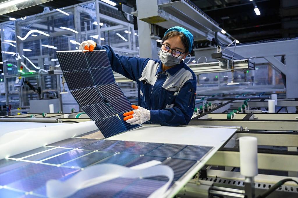 Usine chinoise de panneaux solaires illustrant la dépendance industrielle et technologique de l’Europe